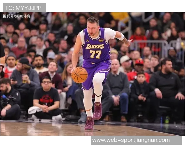 东契奇称赞小史密斯复出表现出色尽管近期缺阵依然发挥出色 东契奇称赞小史密斯复出表现出色尽管近期缺阵依然发挥出色